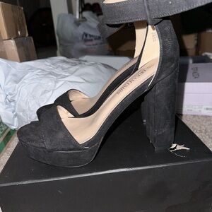 Women’s black heels shade material